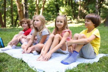Parktaki yeşil çimlerde tatlı küçük çocuklar.