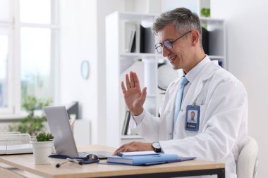 Teletıp. Doktor, bilgisayarla hastayla içeride görüntülü konuşma yapıyor.