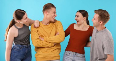 Açık mavi arka planda gülen arkadaşlar. Pozitif duygu