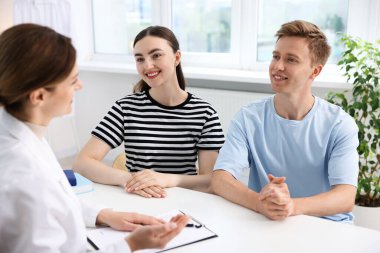 Tüp bebek (tüp bebek). Mutlu çiftin üreme kliniğinde doktorla randevusu var.