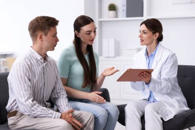 Tüp bebek (tüp bebek). Çiftin üreme kliniğinde doktorla randevusu var.