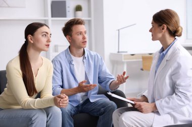 Tüp bebek (tüp bebek). Çiftin üreme kliniğinde doktorla randevusu var.