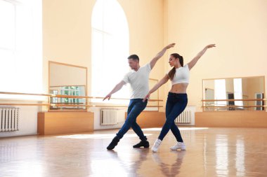 Stüdyoda birkaç profesyonel dansçı eğitimi.