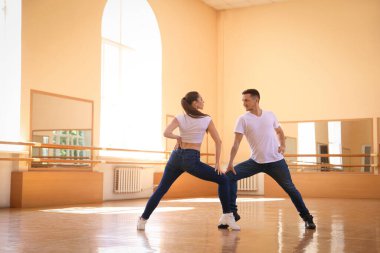 Stüdyoda birkaç profesyonel dansçı eğitimi.