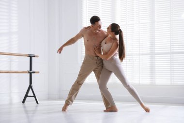 Stüdyoda birkaç profesyonel dansçı eğitimi.