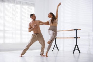 Stüdyoda birkaç profesyonel dansçı eğitimi.