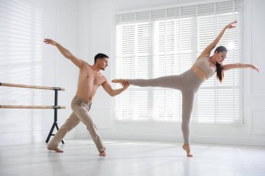 Stüdyoda birkaç profesyonel dansçı eğitimi.