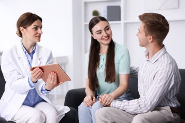 Tüp bebek (tüp bebek). Mutlu çiftin üreme kliniğinde doktorla randevusu var.