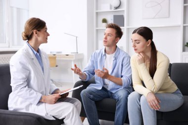 Tüp bebek (tüp bebek). Çiftin üreme kliniğinde doktorla randevusu var.