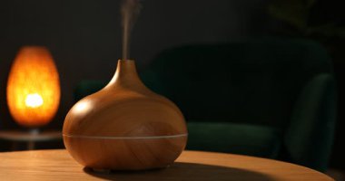 Ahşap masa üzerinde modern aroma lambası.