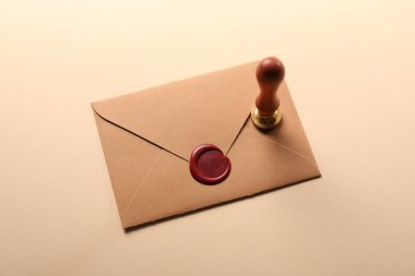 Güzel balmumu mühür ve zarf, bej arkaplan, üst görünüm