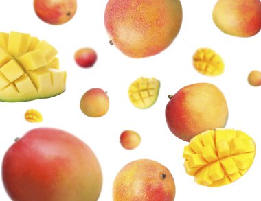 Beyaz arka planda havada dönen tatlı mango meyveleri