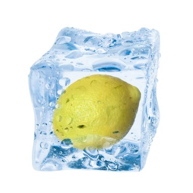 Buz küpündeki taze limon meyvesi beyaza izole edilmiş.