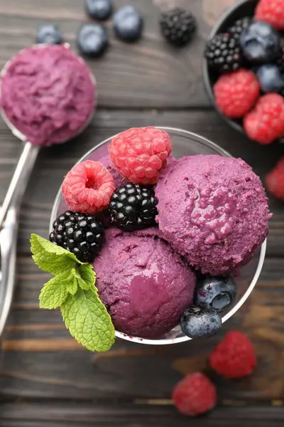 Taze böğürtlenli lezzetli şerbet ve ahşap masada nane, düz uzanmış.