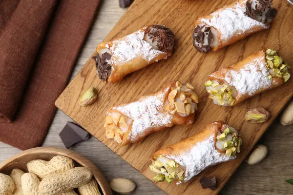 Ricotta peynirli, fıstıklı, fıstıklı, çikolatalı ve pudra şekerli nefis cannoli.