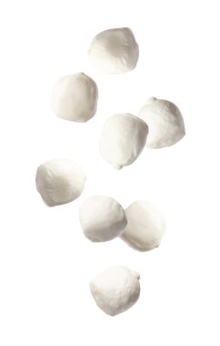Mozzarella peynir topları beyaz arkaplana düşüyor