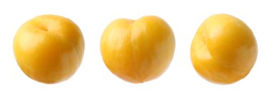 Taze kiraz erikleri beyazlar üzerinde izole edilmiş.