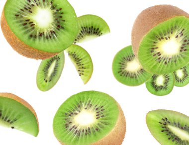 Beyaz arka planda havada dönen taze kivi meyvelerini kes