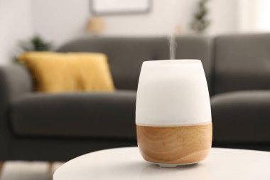 Beyaz masa içerisindeki modern aroma lambası. Metin için boşluk