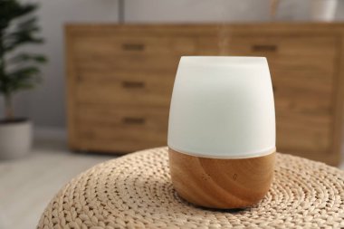 Hasır yüzey üzerinde modern aroma lambası. Metin için boşluk