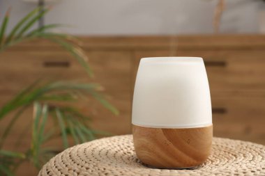 Hasır yüzey üzerinde modern aroma lambası. Metin için boşluk