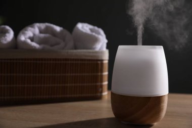 Ahşap masa üzerinde modern aroma lambası.