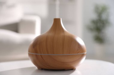 Beyaz masa üzerinde şık bir aroma lambası, yakın plan.