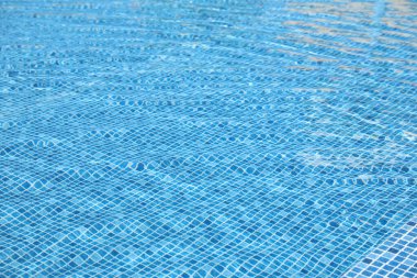 Arka planda temiz mavi su olan yüzme havuzu. Yaz tatili