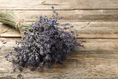 Ahşap masadaki aromatik lavanta çiçekleri, yakın plan. Metin için boşluk