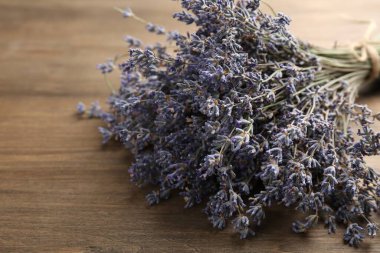 Ahşap masadaki aromatik lavanta çiçekleri, yakın plan.