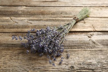 Ahşap masadaki aromatik lavanta çiçekleri, yakın plan.