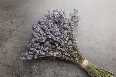 Gri masadaki aromatik lavanta çiçekleri.