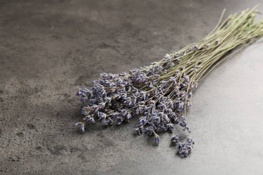 Gri masadaki aromatik lavanta çiçekleri, yakın plan. Metin için boşluk