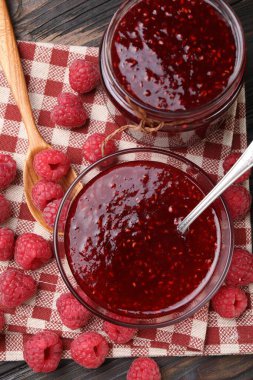 Bardakta ahududu reçeli ve masada böğürtlen.