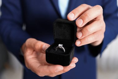 Evlenme teklif ediyorum. Nişan yüzüklü adam içeride, yakın plan.