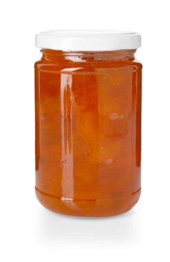 Kavanozdaki lezzetli kayısı reçeli beyaza izole edilmiş.