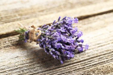 Ahşap masada bir demet güzel lavanta çiçeği, yakın plan.