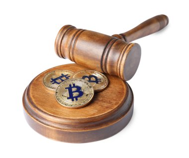 Kripto para birimi. Bitcoinler ve hakimin tokmağı beyaza izole edilmiş.