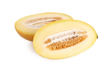 Taze olgun kavun yarımları beyaza izole edilmiş.