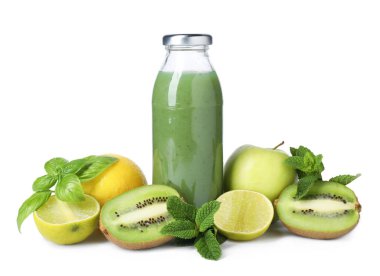 Cam şişedeki lezzetli meyve suyu, taze meyve, beyaz üzerine izole edilmiş nane ve fesleğen.