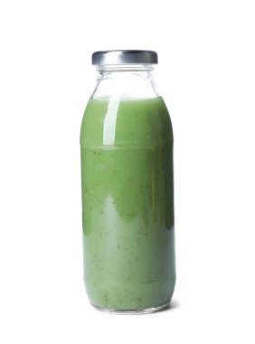 Beyaza izole edilmiş cam şişedeki lezzetli meyve suyu.