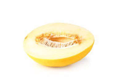 Olgun kavunun yarısı beyaza izole edilmiş.