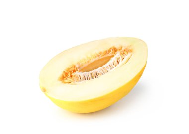 Olgun kavunun yarısı beyaza izole edilmiş.