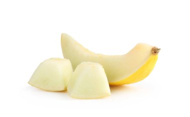 Taze olgun kavun parçaları beyaza izole edilmiş.