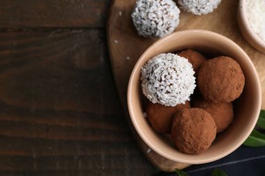 Tahta masada kakao tozu ve hindistan cevizi gevreği ile nefis ev yapımı şekerler. Metin için boşluk