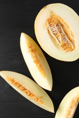 Olgun karpuzu siyah ahşap masada düz bir şekilde yatıyordu.