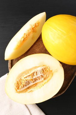 Kesilmiş ve olgunlaşmış karpuzlar siyah ahşap masada, düz yatıyordu.