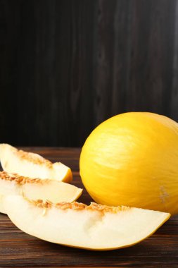 Kesilmiş ve olgunlaşmış karpuzlar ahşap masada, yakın plan