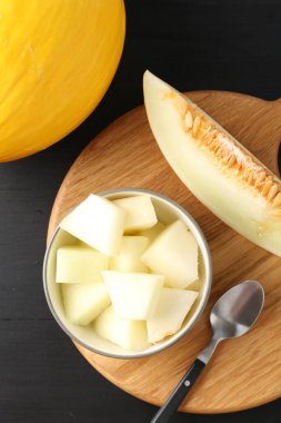 Kesilmiş ve olgunlaşmış karpuzlar siyah ahşap masada, düz yatıyordu.