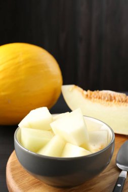 Kesilmiş ve olgunlaşmış karpuzlar siyah ahşap masada, yakın plan.